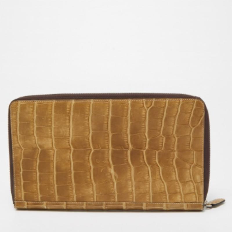 Donna Gianfranco Ferre Portafoglio con zip in pelle di alligatore beige in vendita