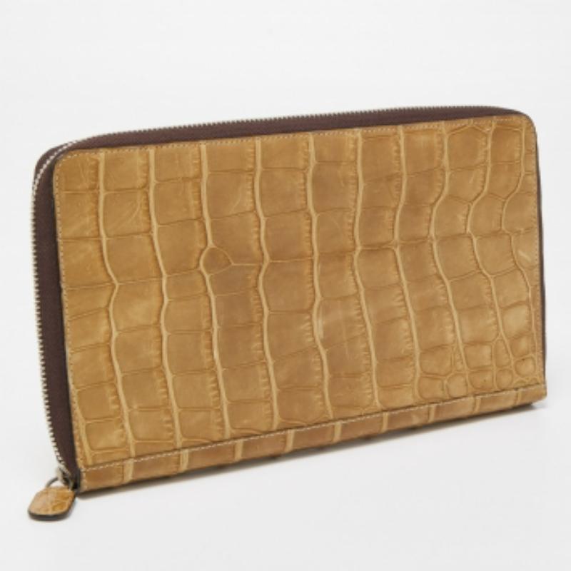 Gianfranco Ferre Portafoglio con zip in pelle di alligatore beige in vendita 1