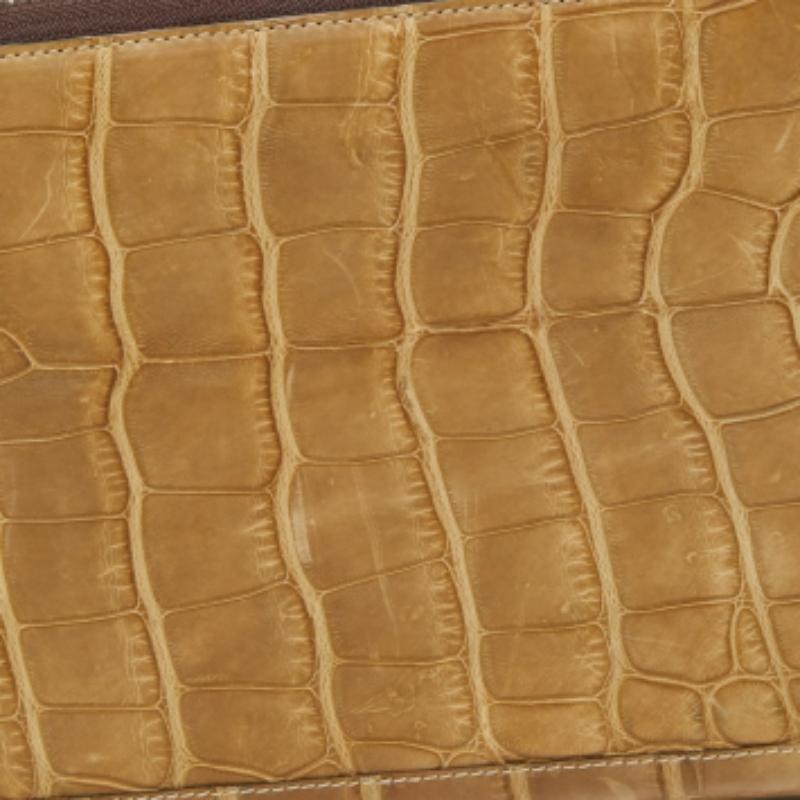Gianfranco Ferre Portafoglio con zip in pelle di alligatore beige in vendita 2