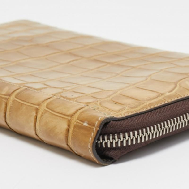 Gianfranco Ferre Portafoglio con zip in pelle di alligatore beige in vendita 3