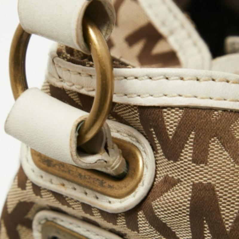Donna Michael Michael Kors Beige/Off White Signature Canvas Tote con tasca frontale in vendita