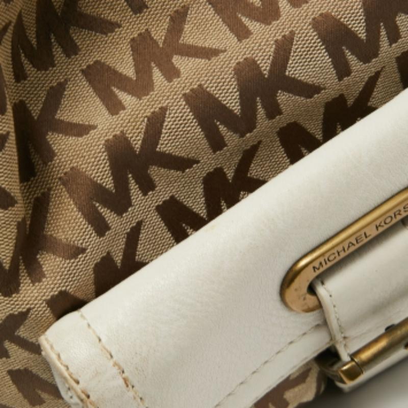 Michael Michael Kors Beige/Off White Signature Canvas Tote con tasca frontale in vendita 2