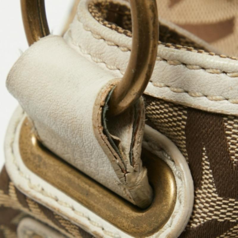Perfetta per contenere i tuoi oggetti essenziali in un unico posto, questa tote MK è un investimento che vale la pena fare. Presenta dettagli notevoli e offre un look di lusso.
