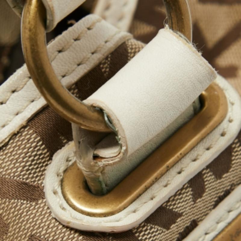 Michael Michael Kors Beige/Off White Signature Canvas Tote con tasca frontale in vendita 1