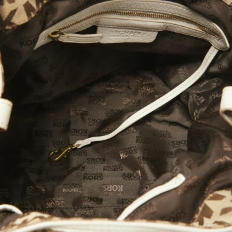 Michael Michael Kors Beige/Off White Signature Canvas Tote con tasca frontale in vendita 5