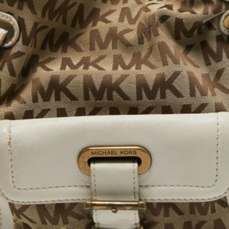 Michael Michael Kors Beige/Off White Signature Canvas Tote con tasca frontale in vendita 4