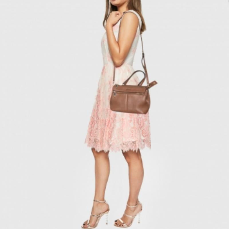 La silhouette semplice e l'uso di materiali resistenti per l'esterno esaltano il fascino di questa borsa da donna firmata. Presenta comode maniglie e un interno ben rifinito.