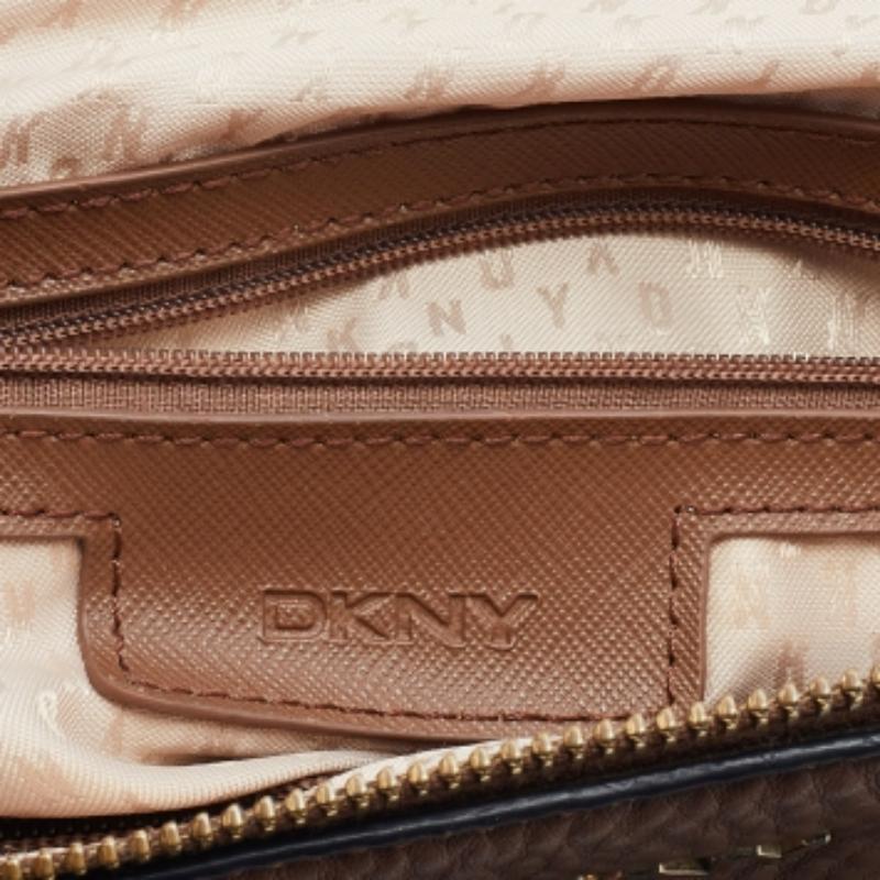 Marrone DKNY Borsa a tracolla in pelle marrone con zip in vendita
