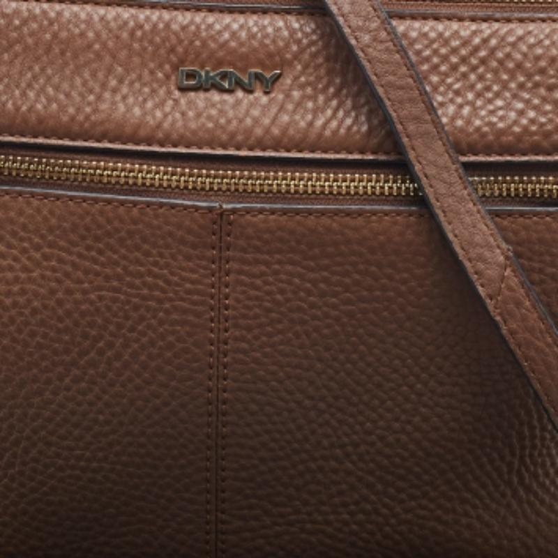 DKNY Borsa a tracolla in pelle marrone con zip in vendita 1