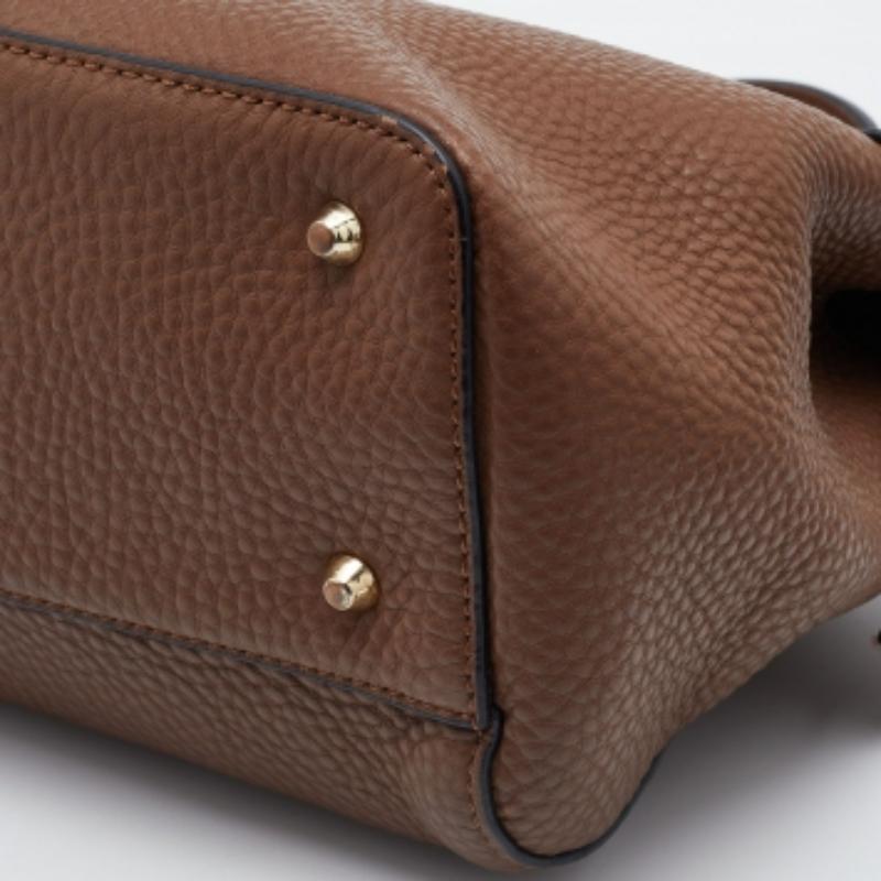 DKNY Borsa a tracolla in pelle marrone con zip in vendita 4