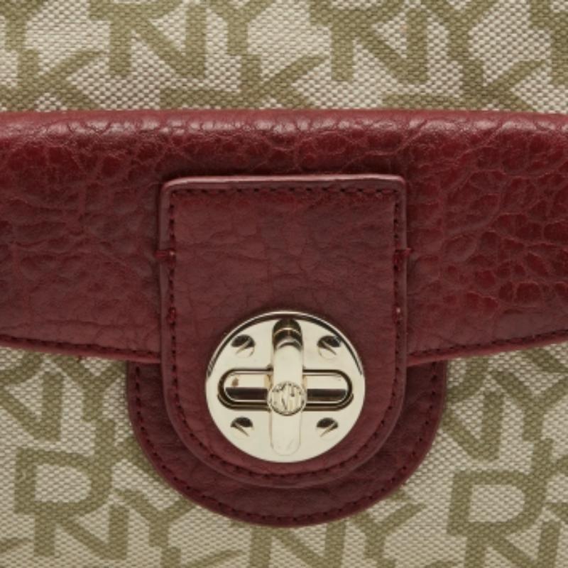 DKNY Borsa tascabile in tela e pelle Monogram Rosso/Beige in vendita 2