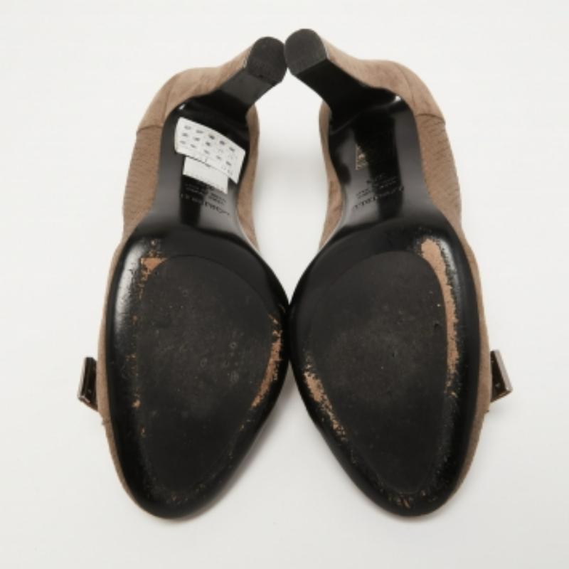 Completa il tuo outfit ben curato con queste autentiche scarpe firmate. Senza tempo e di classe, hanno una costruzione straordinaria per una qualità duratura e una vestibilità confortevole.