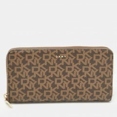 DKNY Portafoglio continentale con zip in tela Coates marrone Signature