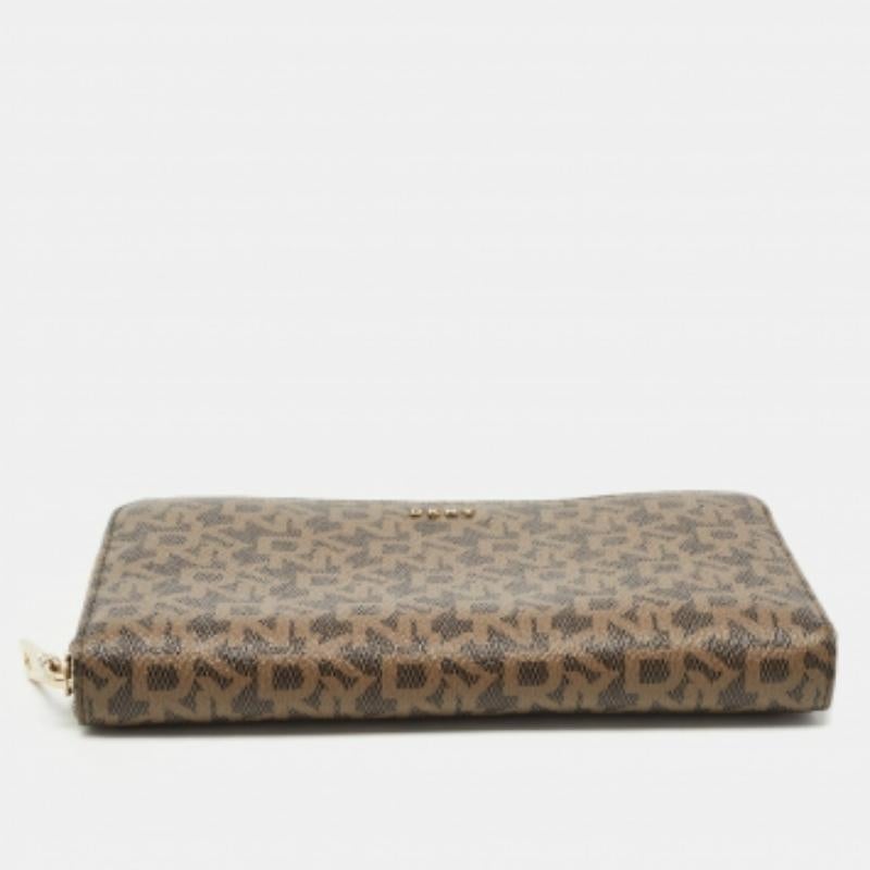 Marrone DKNY Portafoglio continentale con zip in tela Coates marrone Signature in vendita