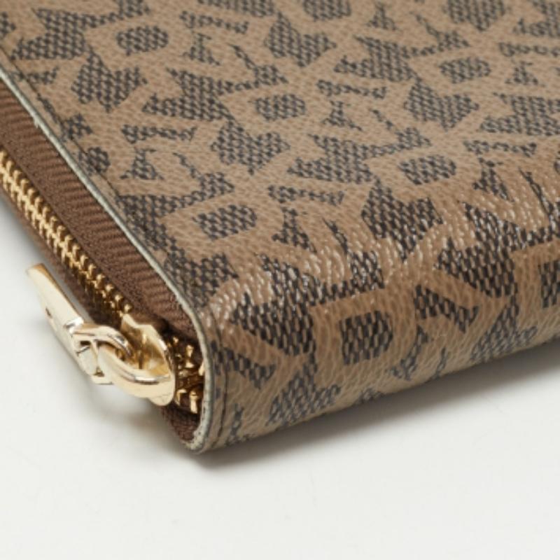 DKNY Portafoglio continentale con zip in tela Coates marrone Signature in vendita 1