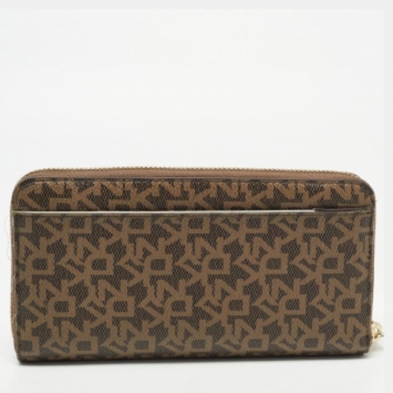 DKNY Portafoglio continentale con zip in tela Coates marrone Signature In condizioni buone in vendita a Dubai, Al Qouz 2