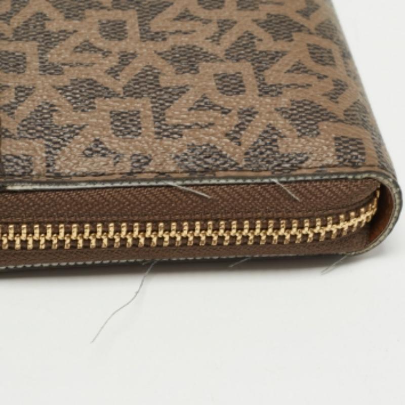 DKNY Portafoglio continentale con zip in tela Coates marrone Signature in vendita 2