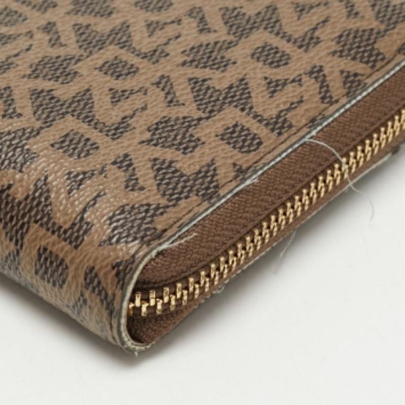 Donna DKNY Portafoglio continentale con zip in tela Coates marrone Signature in vendita