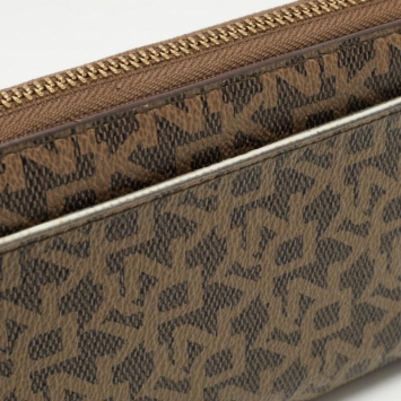 DKNY Portafoglio continentale con zip in tela Coates marrone Signature in vendita 3