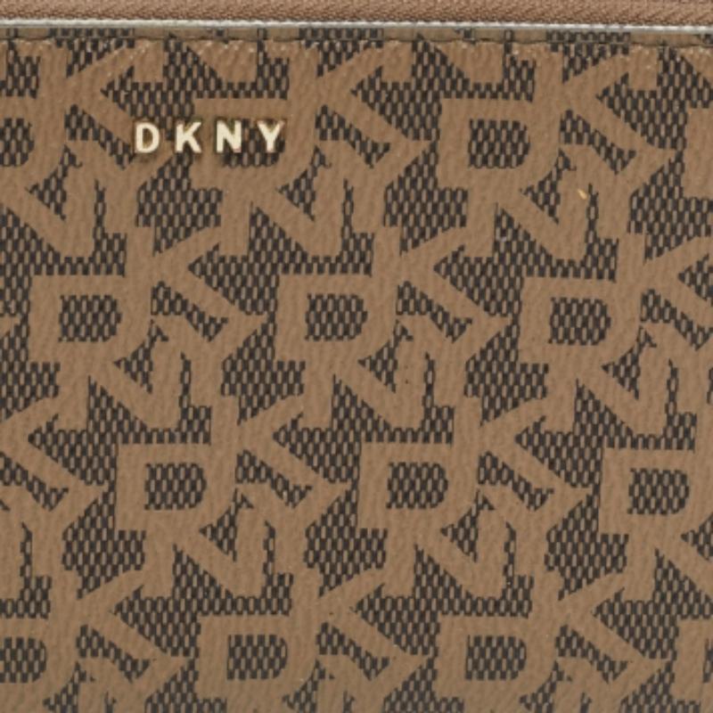 DKNY Portafoglio continentale con zip in tela Coates marrone Signature in vendita 4