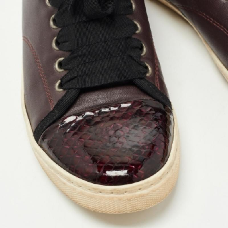 Queste sneakers firmate rappresentano l'idea di moda confortevole. Sono realizzati con materiali di alta qualità e progettati con stile. Perfette per tutte le occasioni casual, queste sneakers daranno un tocco di classe a qualsiasi look senza sforzo.
