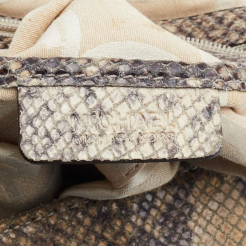 Beige Michael Michael Kors - Borsa a tracolla Cynthia in pelle goffrata con pelle di serpente beige in vendita