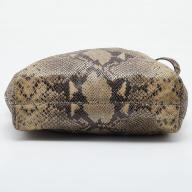 Michael Michael Kors - Borsa a tracolla Cynthia in pelle goffrata con pelle di serpente beige in vendita 3