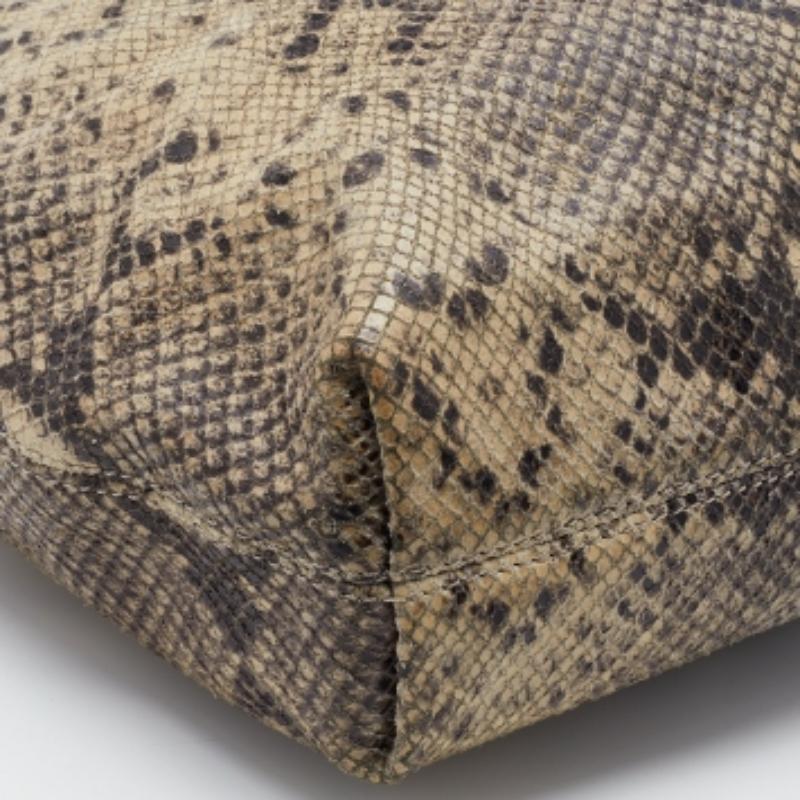 Michael Michael Kors - Borsa a tracolla Cynthia in pelle goffrata con pelle di serpente beige in vendita 5