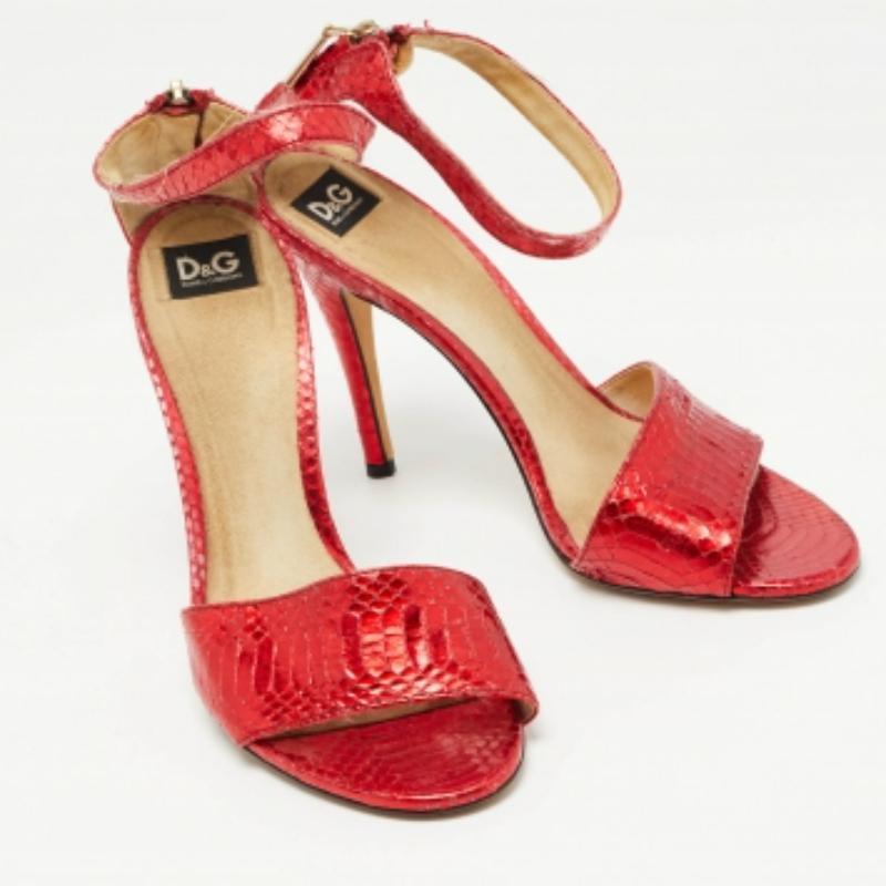 Donna D.G. Sandali con cinturino alla caviglia in pelle di pitone rosso taglia 36 in vendita