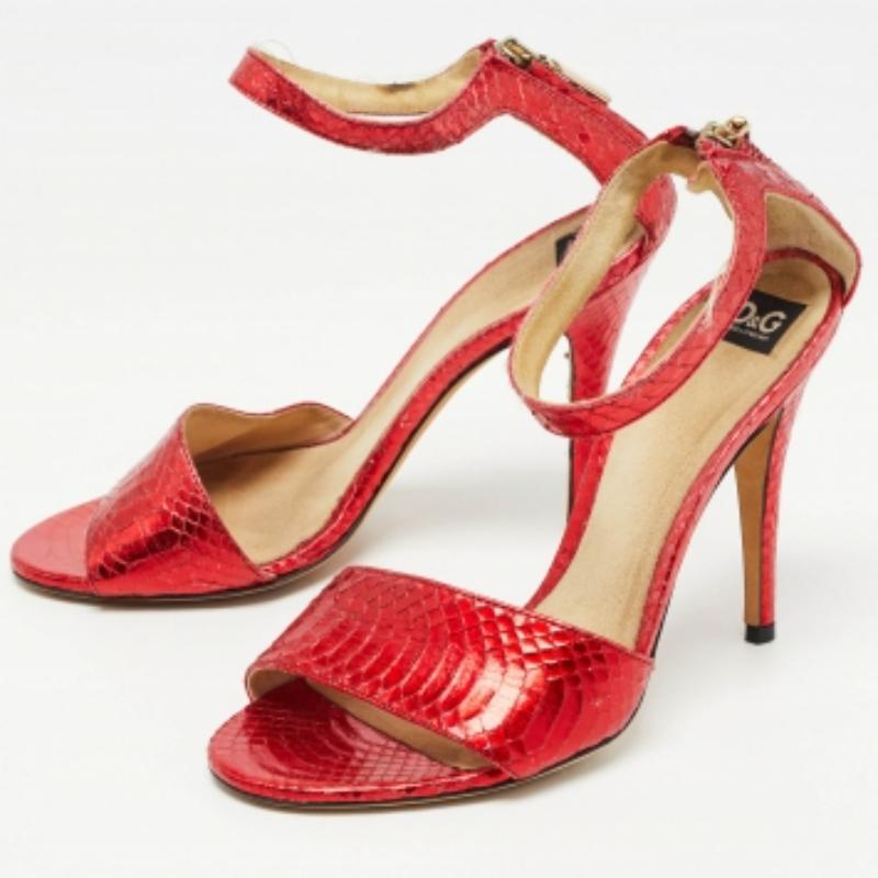 Beige D.G. Sandali con cinturino alla caviglia in pelle di pitone rosso taglia 36 in vendita