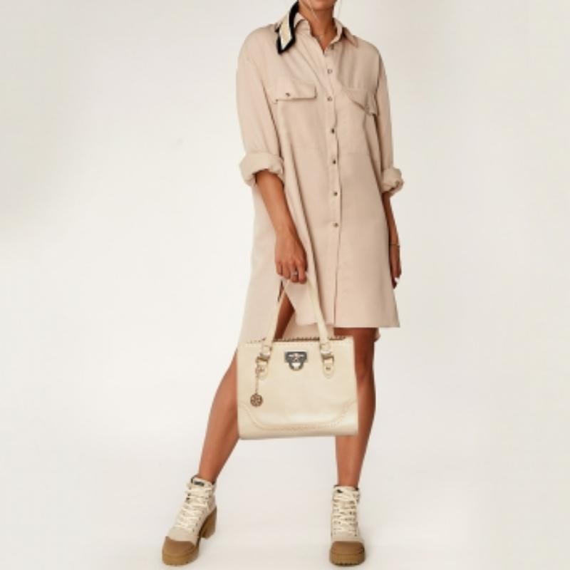 Ce séduisant sac fourre-tout pour femme a été conçu pour vous accompagner dans toutes vos journées. Pratique à transporter et d'un design à la mode, le fourre-tout est coupé avec habileté et cousu pour lui donner une belle forme. Il est bien équipé