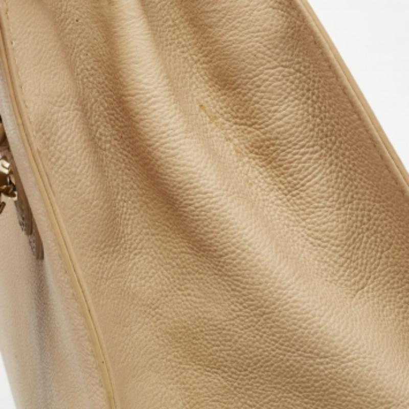 DKNY Beige Leather Beekman French Whipstitch Trim Tote État moyen - En vente à Dubai, Al Qouz 2
