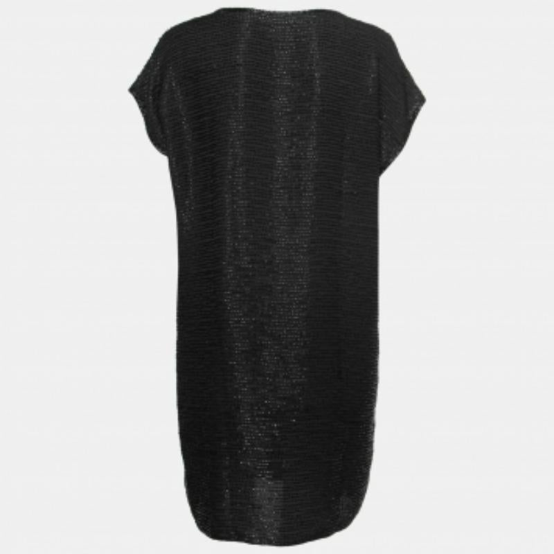 Faites une déclaration de mode luxueuse en portant cette robe de créateur. Il est taillé dans un tissu fin pour une silhouette flatteuse.