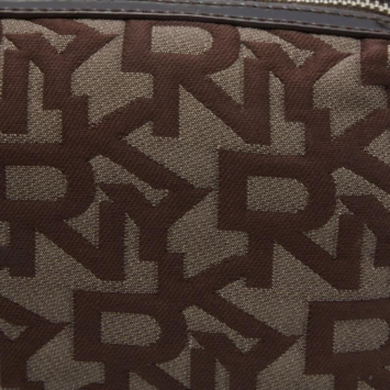 Questo marsupio è un accessorio che unisce moda e funzionalità e che ti piacerà portare sempre con te. Realizzato con materiali di qualità, può essere facilmente inserito tra i tuoi oggetti essenziali.