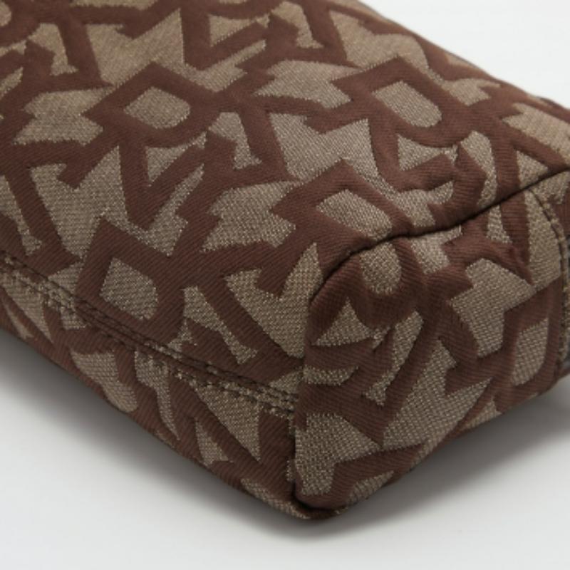 Marsupio Dkny marrone/beige firmato in tela e vernice in vendita 2