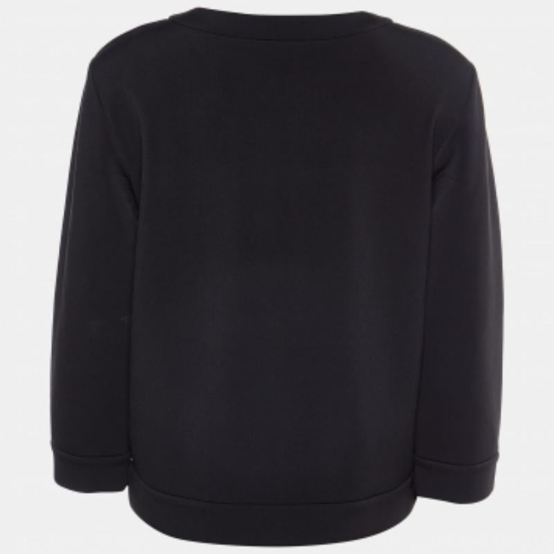 Ce sweat-shirt Emporio Armani vous permettra d'adopter un style décontracté et élégant comme nul autre. Il a été confectionné de manière créative à partir d'un tissu de qualité et affiche une belle teinte.