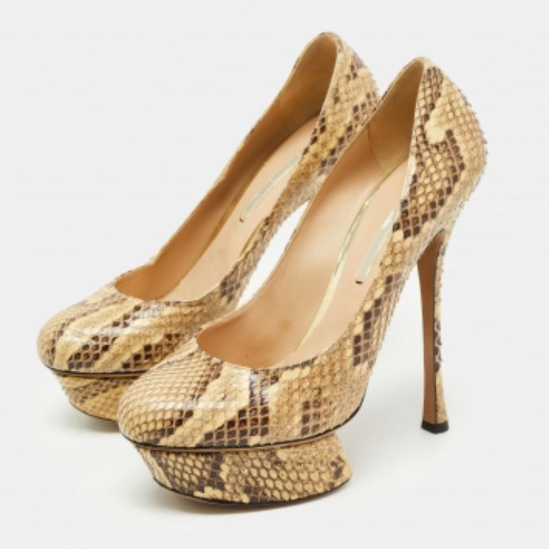Scarpe meravigliosamente realizzate con elementi degni di nota per calzare bene e abbinarsi perfettamente a tutti i tuoi progetti. Fai tue queste décolleté di design oggi stesso!