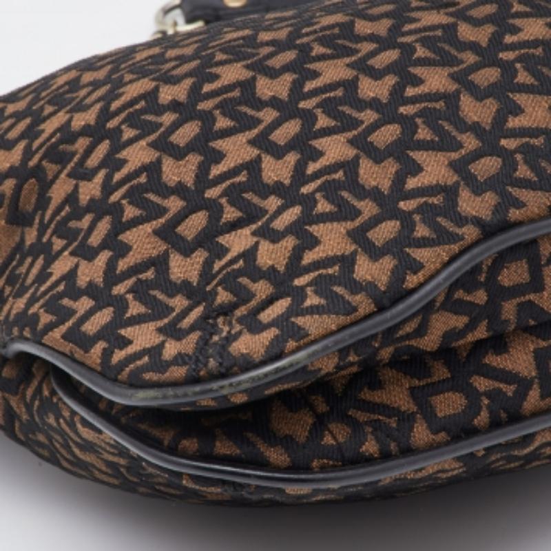 Nero DKNY Borsa a tracolla con catena in tela e pelle marrone/nero Signature in vendita