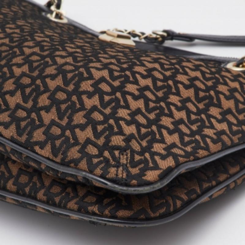 DKNY Borsa a tracolla con catena in tela e pelle marrone/nero Signature In condizioni discrete in vendita a Dubai, Al Qouz 2