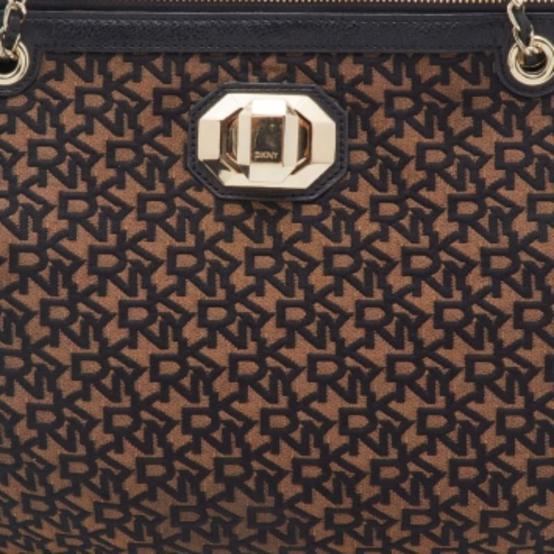 DKNY Borsa a tracolla con catena in tela e pelle marrone/nero Signature in vendita 1