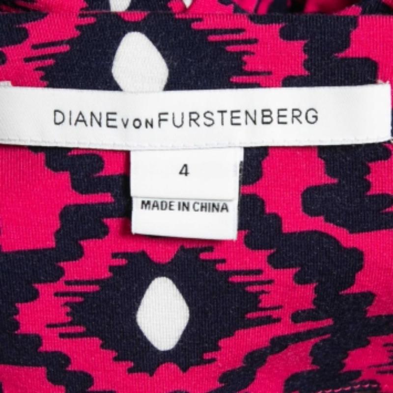 Diane Von Furstenberg - Mini robe à manches longues en maille imprimée, rose et bleu marine S Bon état - En vente à Dubai, Al Qouz 2