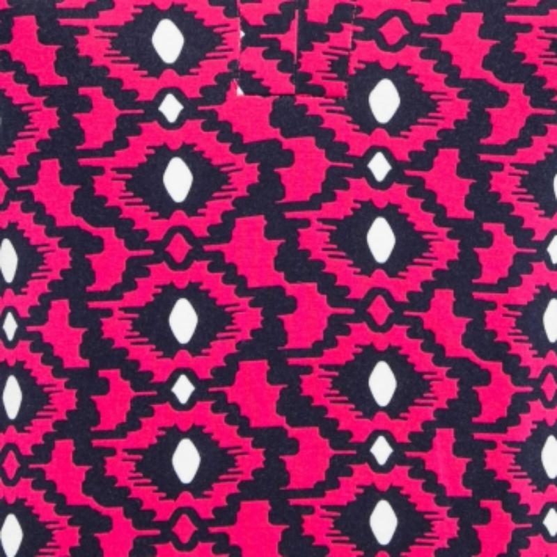 Confectionnée sans effort dans un modèle chic, cette robe Diane Von Furstenberg est facile à porter et à accessoiriser. Taillée avec soin, cette robe restera sans aucun doute l'une de vos préférées, saison après saison.