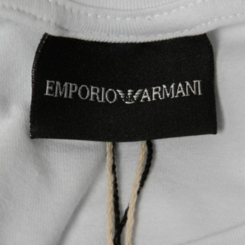 Perfetta per le uscite casual o per le commissioni, questa T-shirt di Emporio Armani è il capo migliore per sentirsi a proprio agio e alla moda. Sfoggia una tonalità accattivante e una vestibilità rilassata.