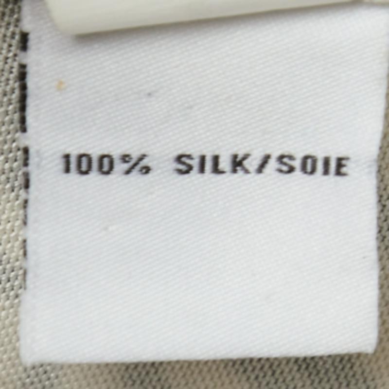 Faites une déclaration de mode luxueuse en portant cette robe de créateur. Il est taillé dans un tissu fin pour une silhouette flatteuse.