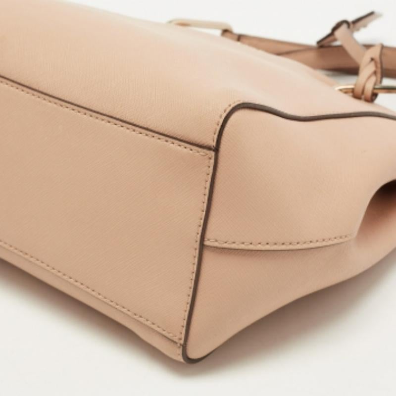 Creata con materiali di alta qualità, questa tote è arricchita da elementi funzionali e classici. Può essere trasportato comodamente e il suo interno è perfettamente dimensionato per contenere i tuoi effetti personali con facilità.