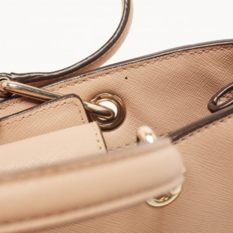 DKNY Tote in pelle beige In condizioni buone in vendita a Dubai, Al Qouz 2