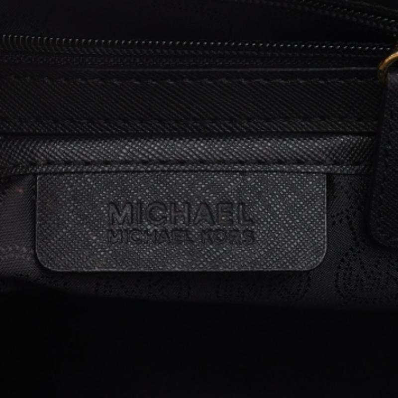 Michael Kors - Borsa a tracolla Selma in pelle nera In condizioni discrete in vendita a Dubai, Al Qouz 2