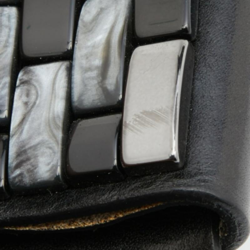 Une ceinture d'Emporio Armani pour vous aider à ajouter une dernière touche de mode à votre tenue du jour. Il est fabriqué en cuir noir et se ferme à l'aide d'une simple boucle.
