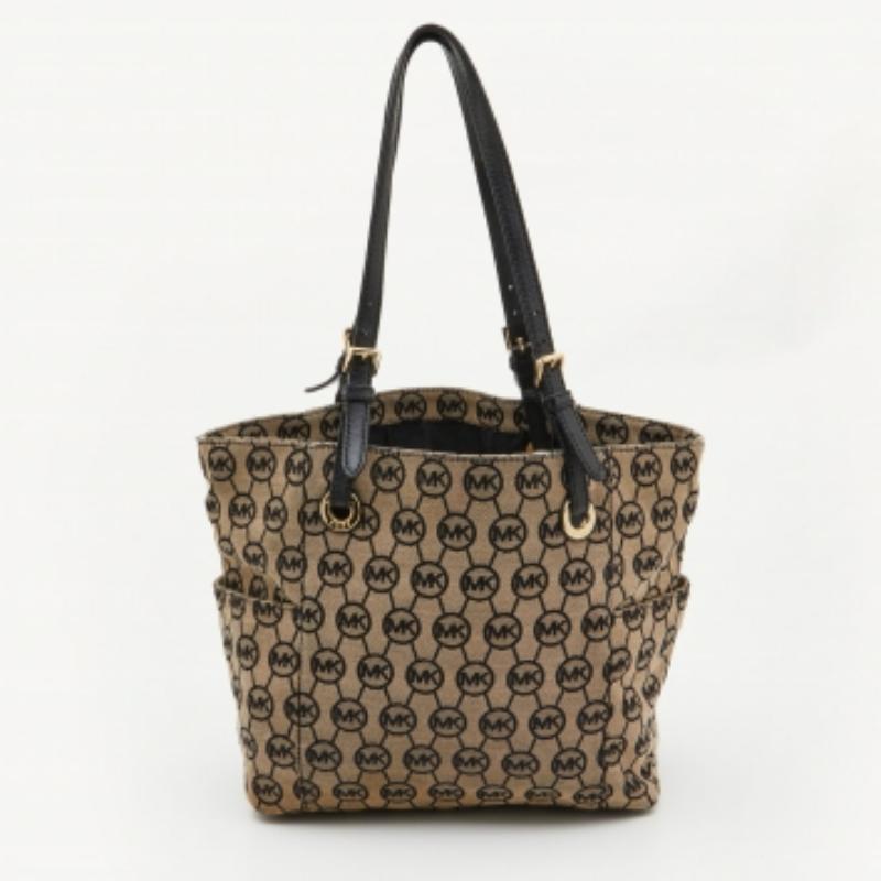 Ce fourre-tout Michael Kors est magnifique à bien des égards. Confectionné en toile enduite et en cuir, il dégage charme et haute couture. Il est doté de deux poignées d'épaule pour vous permettre de vous balancer et d'un intérieur spacieux en nylon