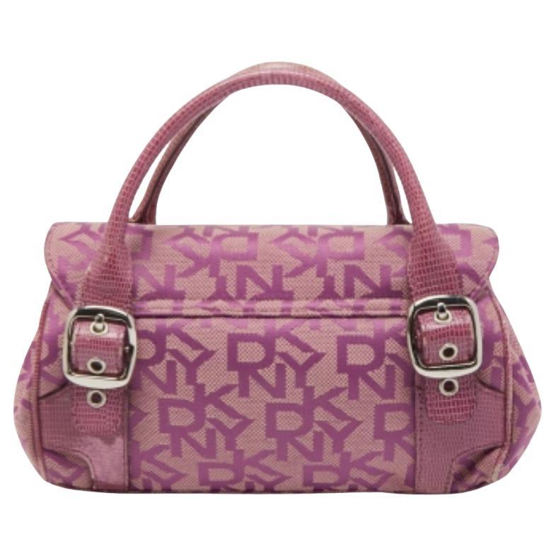 Dkny Magenta, la borsa firmata in tela e pelle goffrata con fibbia, con patta di chiusura. in vendita